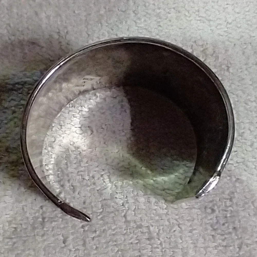 Large wide textured decorative floral flower 💐🌹 silvertone cuff bracelet